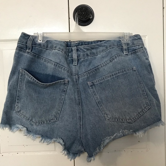 Highwaisted short with embroidery - Picture 2 of 2